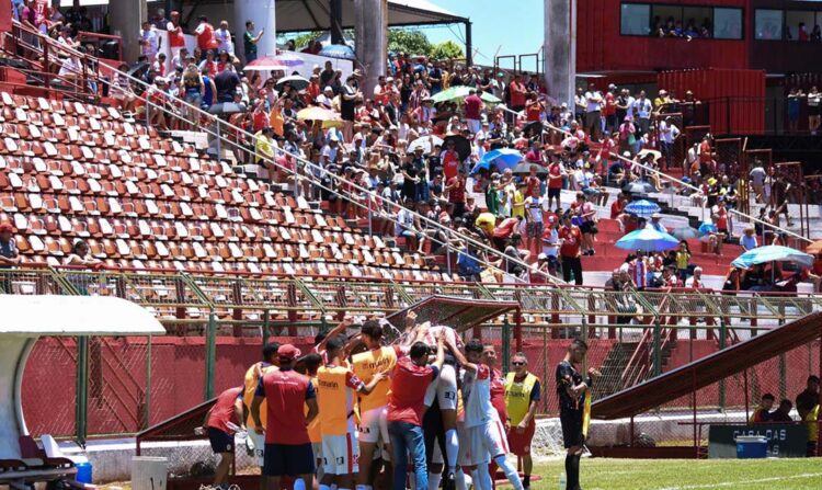 Com goleada sobre Portuguesa Londrinense, ACP chega à média de quase três gols por partida