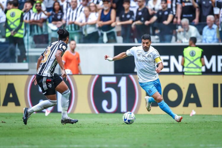 Suárez fala em tom de despedida do Grêmio  durante homenagem em Porto Alegre