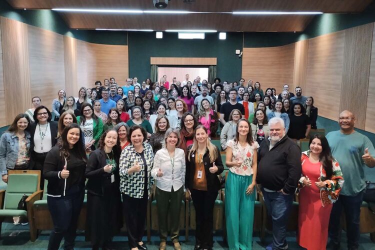 Imunização é tema de encontro de educação permanente de profissionais da saúde