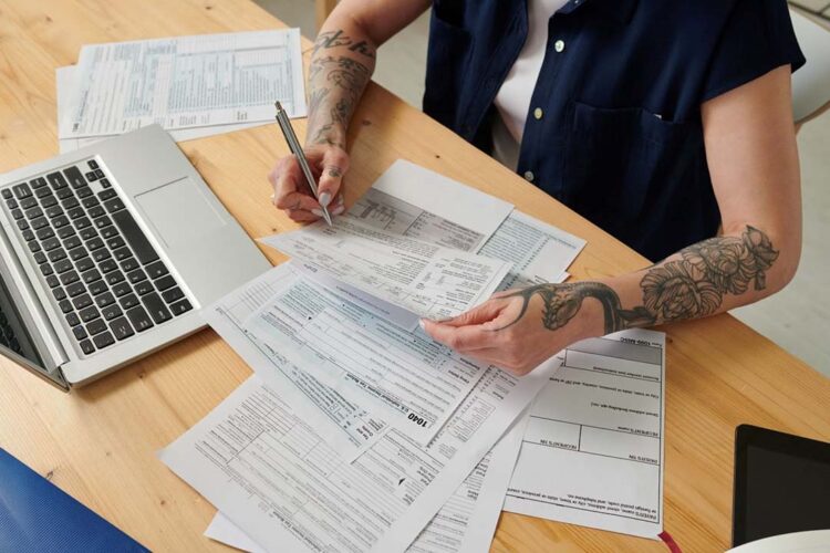 Com mais de 40% da população adulta endividada, prioridade deve ser a quitação dos débitos