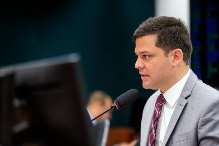 Tião Medeiros apresenta PL que determina o repasse de 5% aos institutos médicos legais