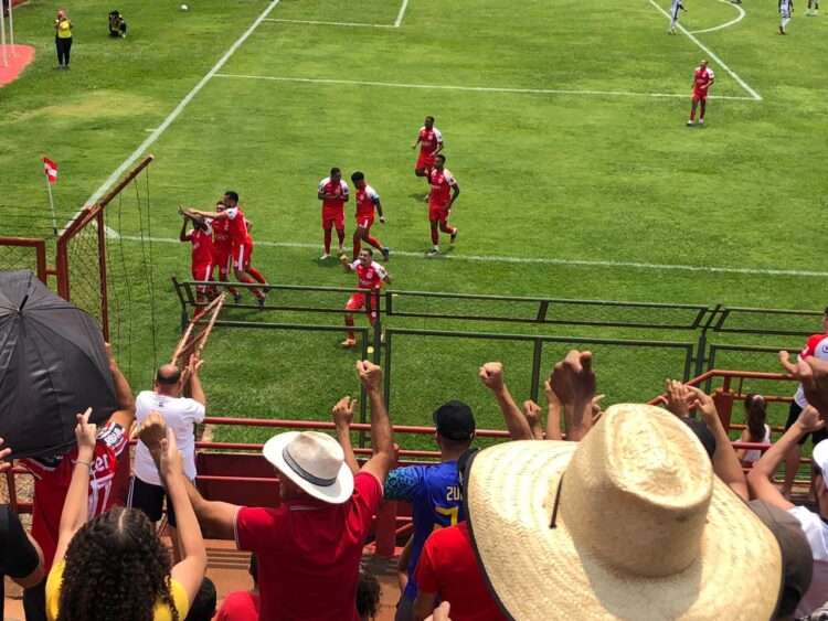 ACP goleia e larga na frente por vaga na final