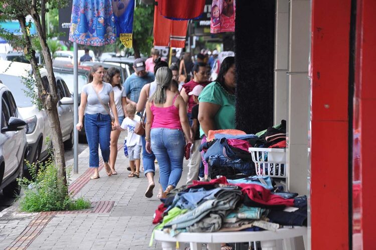 Comércio, mercados, bancos e serviços públicos: o que abre e o que fecha em Paranavaí no feriado