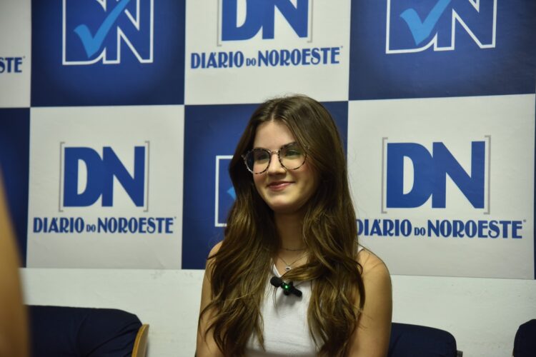 Atriz Ana Júlia Cestaro visita o Diário do Noroeste