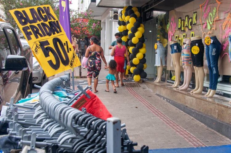 Comércio de Paranavaí atende até 17h neste sábado