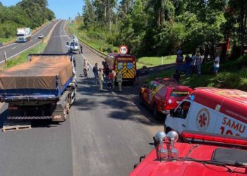 Acidente entre dois caminhões deixa homem preso às ferragens