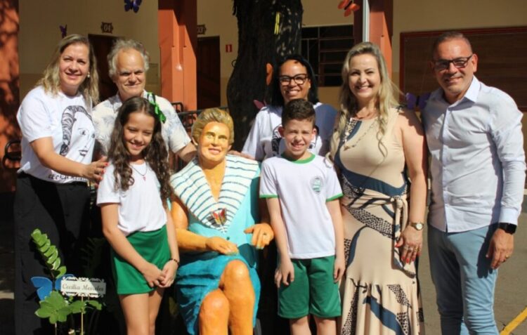 Escola municipal ganha primeira estátua do Brasil, em tamanho real, de Cecília Meireles
