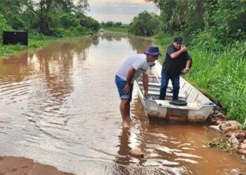 Rios transbordam e moradores de Mirador precisam usar barcos para sair da cidade