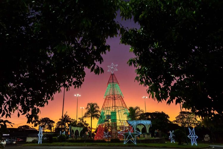 Prefeitura de Paranavaí quer todas as luzes de Natal acesas até o dia 8 de dezembro