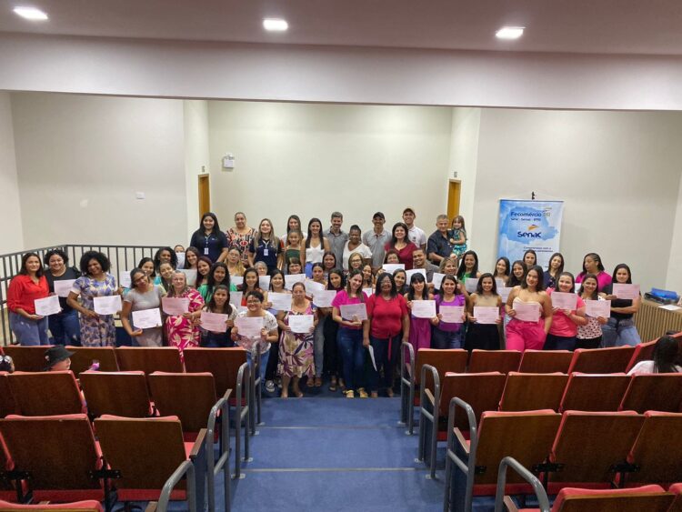 Prefeitura de Terra Rica entrega diplomas  para alunos de cursos profissionalizantes