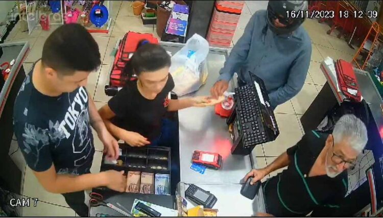 Câmeras de segurança flagram assalto em mercado do Jardim Ipê