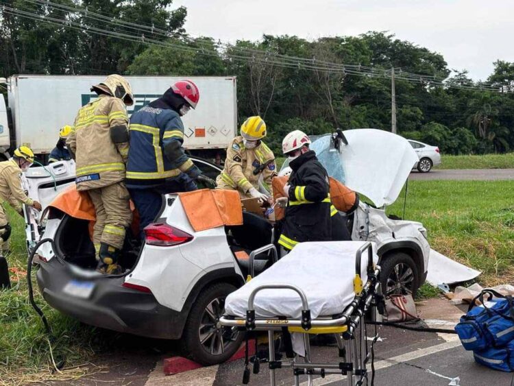 Acidente entre veículo e caminhão deixa duas pessoas feridas na PR-323