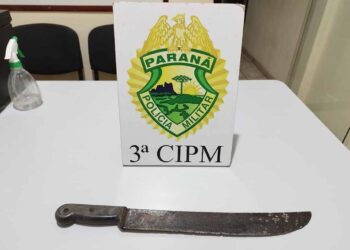 Filho ameaça pai com facão e é preso