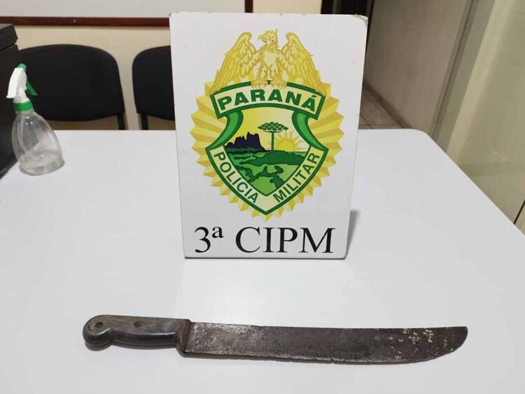 Filho ameaça pai com facão e é preso