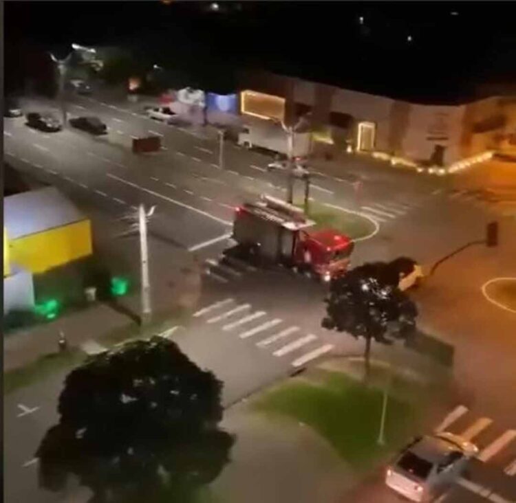 Caminhão do Corpo de Bombeiros de Cianorte se envolve em acidente de trânsito