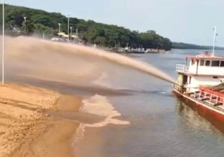 Areia da Praia do Porto São José é trocada para receber os veranistas