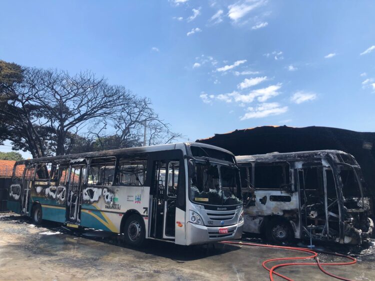 Bombeiros não encontram ação criminosa em incêndio em ônibus da VCP
