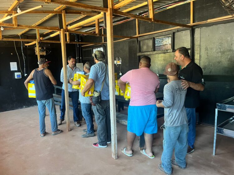 Diretores do Prime Residence entregam cestas de Natal aos colaboradores