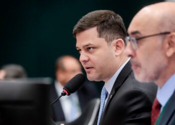 Tião Medeiros sugere mudanças em programa que cria poupança a alunos do Ensino Médio