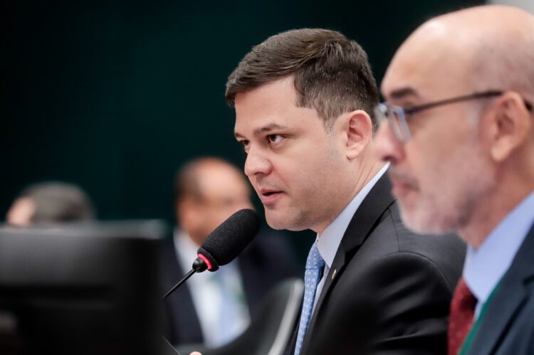 Tião Medeiros sugere mudanças em programa que cria poupança a alunos do Ensino Médio