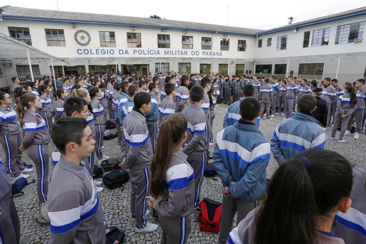 Paraná terá 312 escolas estaduais cívico-militares em 2024