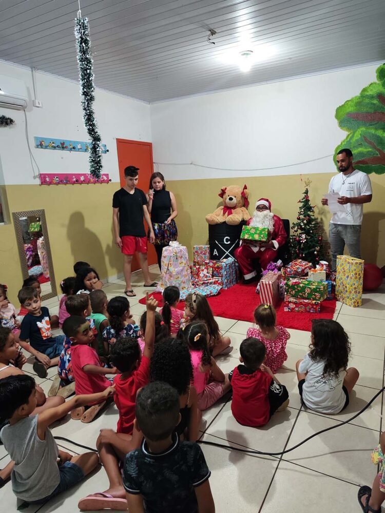Grupo de jovens faz doações de brinquedos e alimentos em CMEI de Terra Rica