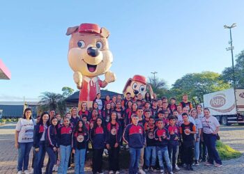 Alunos de São João do Caiuá são presenteados  com viagem a Curitiba e Morretes