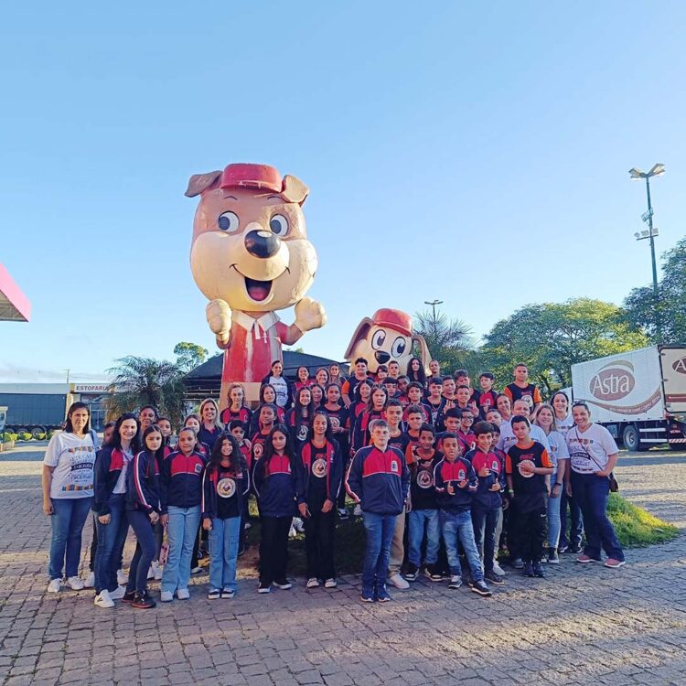 Alunos de São João do Caiuá são presenteados  com viagem a Curitiba e Morretes