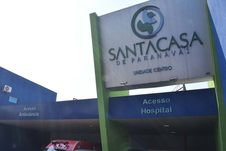 Mulher é arrastada por enxurrada e fica presa embaixo de veículo