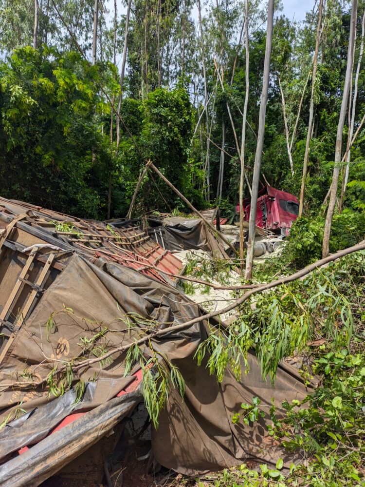 Colisão entre carro e caminhão deixa uma pessoa gravemente ferida na BR-376