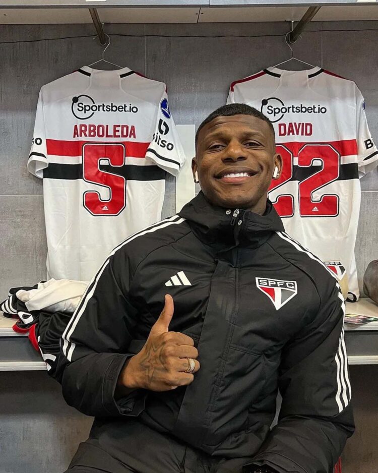 Arboleda faz tatuagem em centro cirúrgico  em homenagem à Copa do Brasil