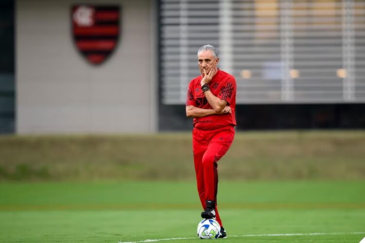 Flamengo olha para base após gastar R$ 300 milhões em janelas do início do ano