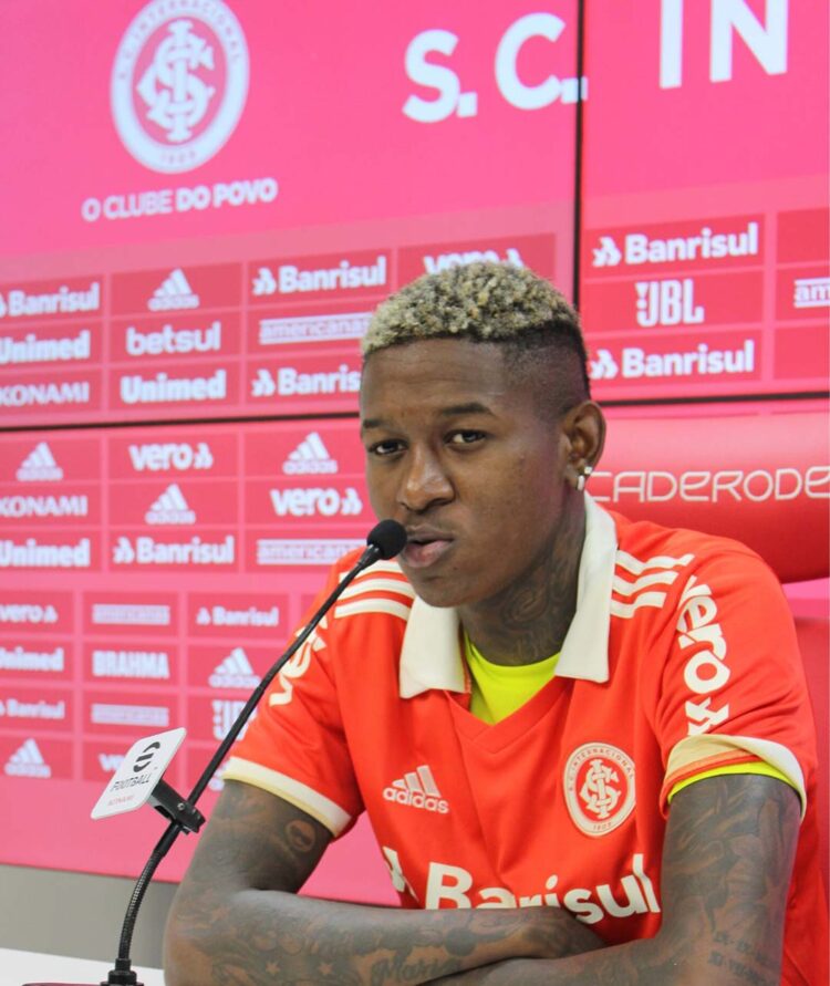 Espanhóis sondam situação de zagueiro destaque do Inter no Brasileiro