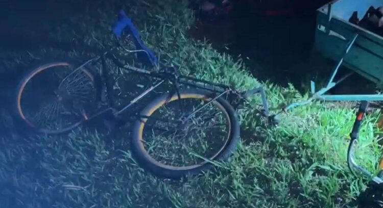 Dois homens morrem em acidente entre automóvel e bicicleta na PR-218
