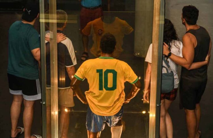 Um ano após morte, mundo continua rendendo seu louvor a Pelé, Edson e Dico