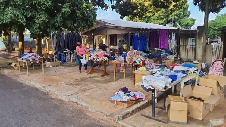 Voluntários fazem bazar beneficente em prol de famílias em situação vulnerável em Paranavaí