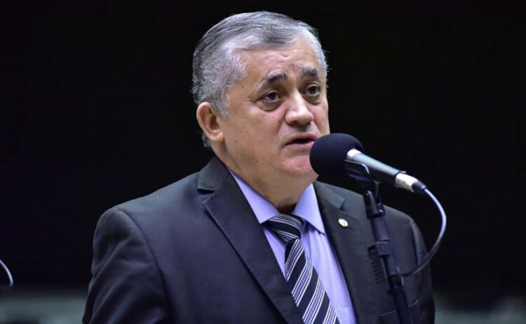 Primeira tarefa do governo em 2024 será  regulamentar a reforma tributária, diz líder