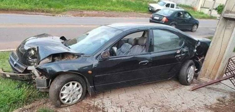 Duas pessoas ficam feridas após carro colidir contra muro na PR-218