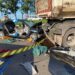 Carro invade posto de combustível, colide contra caminhão e deixa três homens feridos em Nova Esperança