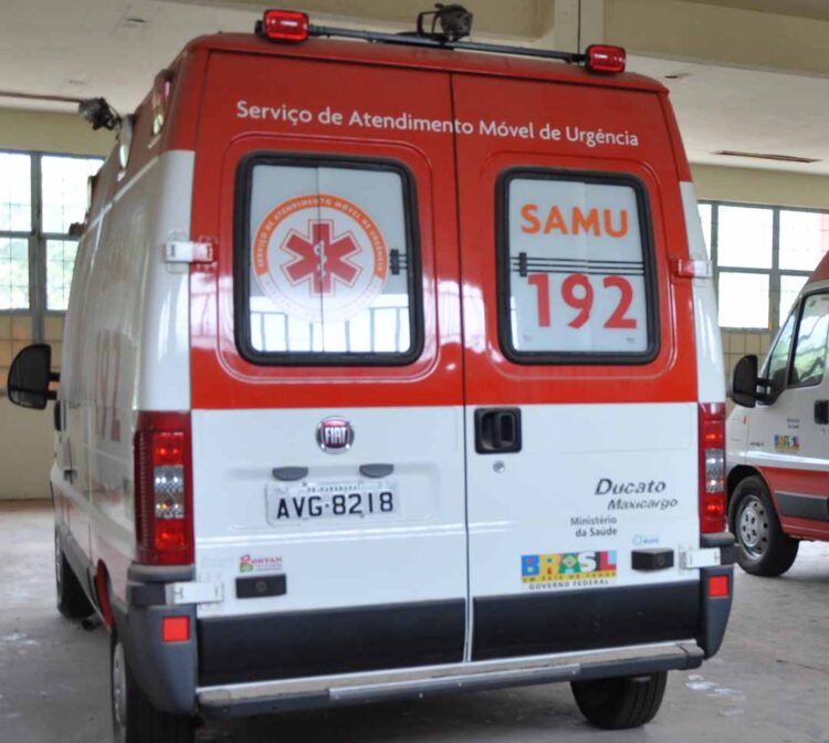 Colisão entre caminhão e carro deixa homem ferido na PR-182