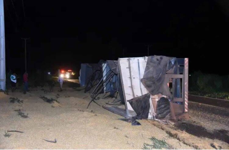 Caminhão tomba e deixa homem ferido na PR-580