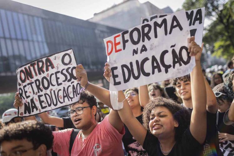 Revisão do novo ensino médio pode ser votada nesta terça (19) na Câmara