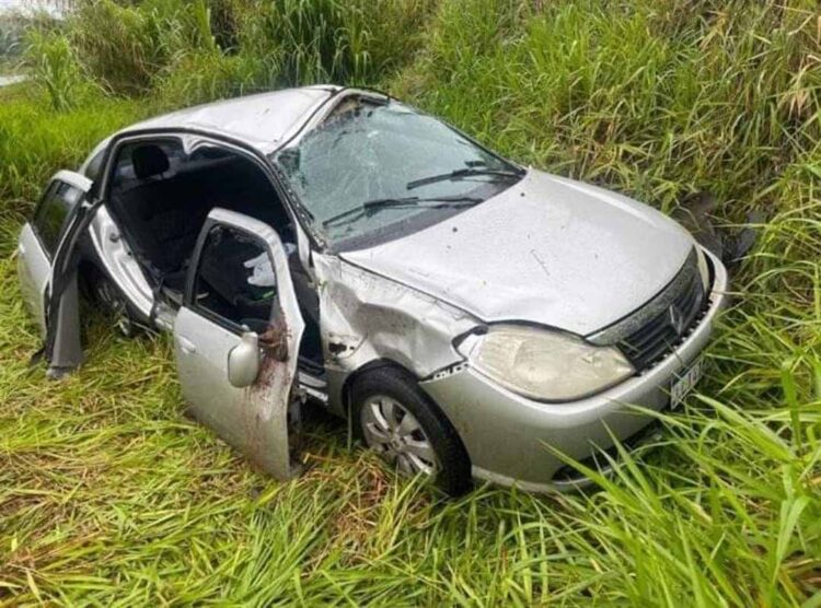 Colisão contra barranco deixa três pessoas feridas na PR-463