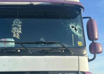 Caminhoneiro morre após ser atingido por peça que se soltou de caminhão na BR-376