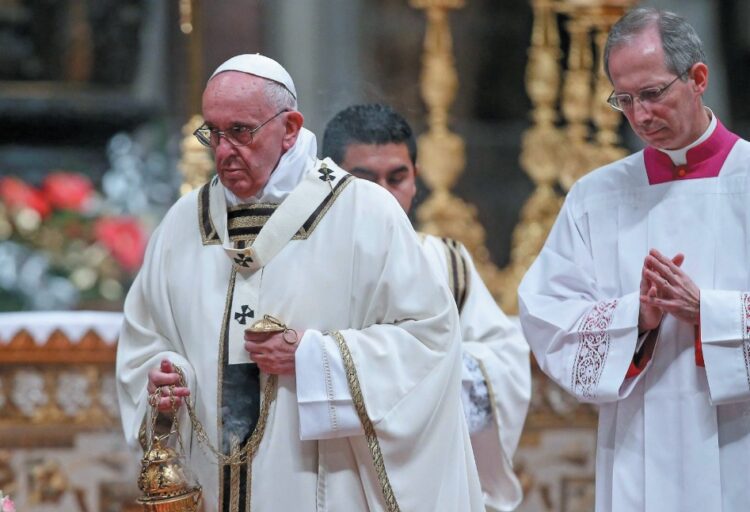 Papa diz que barriga de aluguel é prática deplorável e pede sua proibição