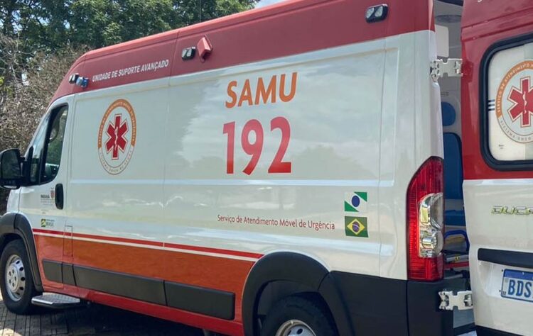 Acidente entre carro e caminhão deixa duas jovens feridas