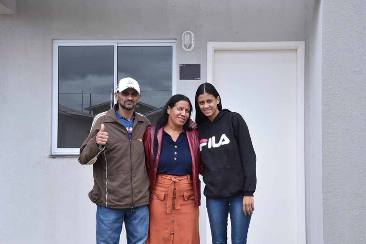 Casa Fácil Paraná realiza sonho de família que aguardava há 25 anos pela casa própria em Loanda