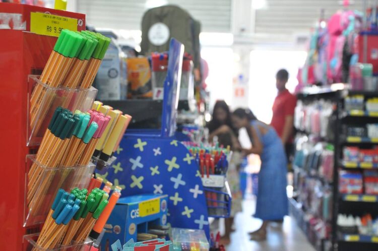 Procura por material escolar nos primeiros dias do ano anima comerciantes