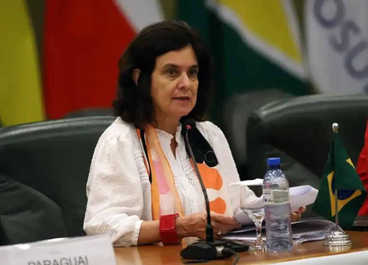 Brasil tem doses para vacinar apenas 1,1% da população contra a dengue