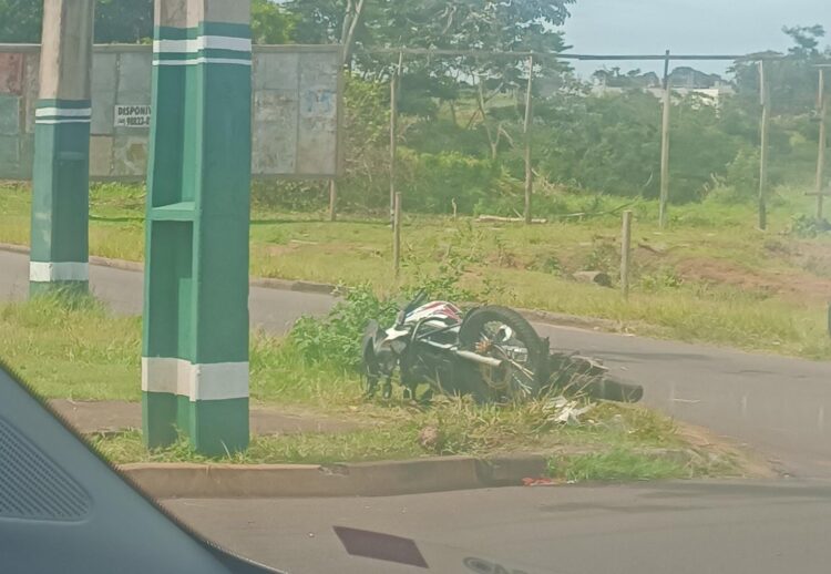 Colisão de motocicleta contra poste deixa dois mortos em Porto Rico